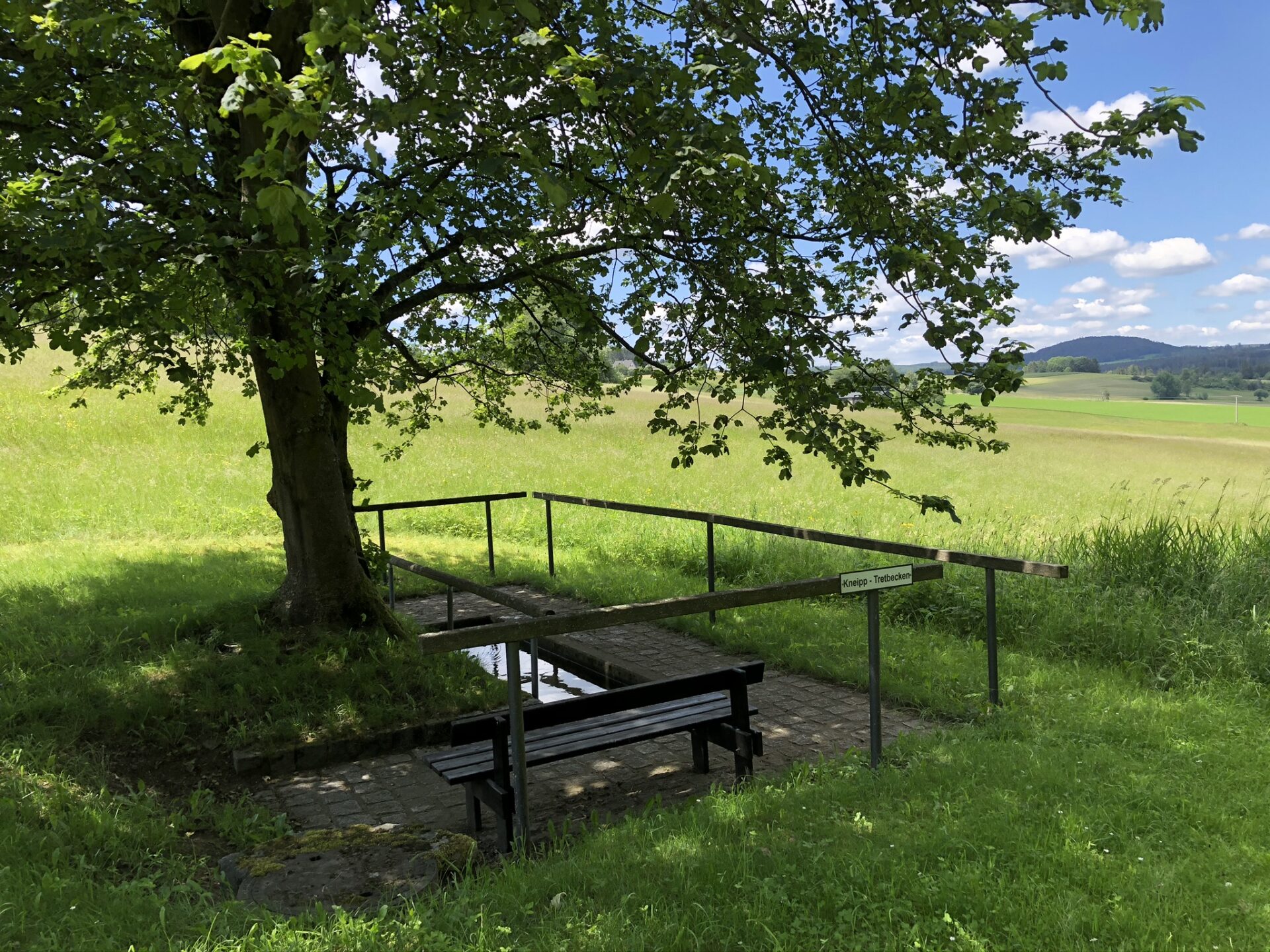 Kneippbecken am Wanderweg Mordlau und alte Sprungschanze Bad steben 